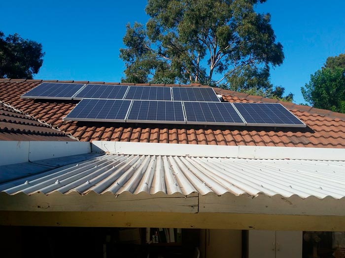 Fotografía de un tejado con paneles solares