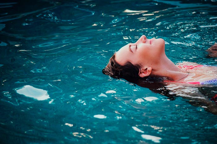 Una mujer bañándose en una piscina